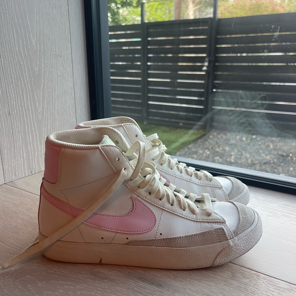 Nike blazers White and Pink High-Top Sneakers